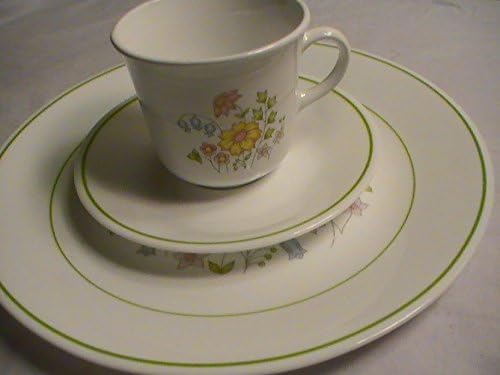 Corelle Meadow pattern with yellow flowers and green leaves